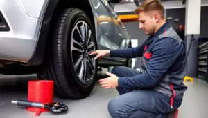 Entretien des pneus sur une voiture avec un mécanicien vérifiant la pression