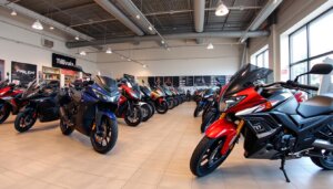 Différents modèles de motos exposés chez un concessionnaire en France