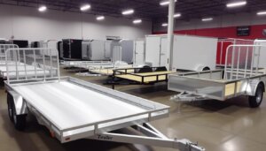 Différents types de remorques utilitaires pour voitures alignés côte à côte