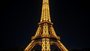 La Tour Eiffel illuminée de nuit avec son spectacle de scintillement doré contre le ciel nocturne de Paris