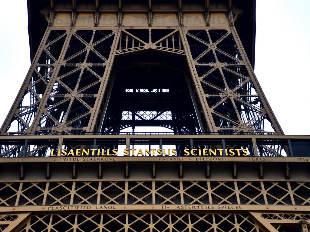 Les noms des 72 scientifiques gravés sur la Tour Eiffel