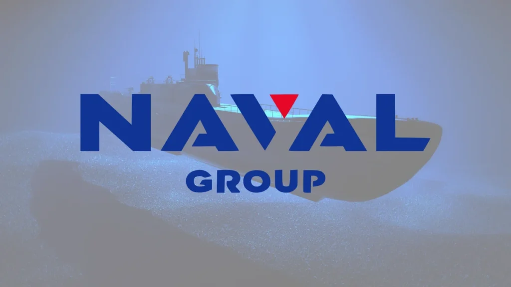 Techniciens de Naval Group effectuant des travaux de maintenance sur un bâtiment de surface de la Marine nationale