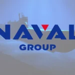 Techniciens de Naval Group effectuant des travaux de maintenance sur un bâtiment de surface de la Marine nationale